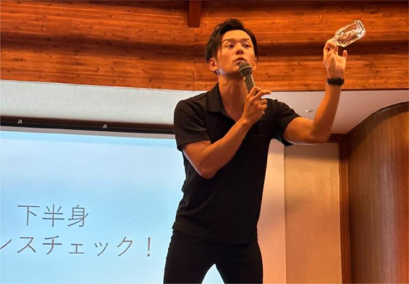 マイクを使う男性社員