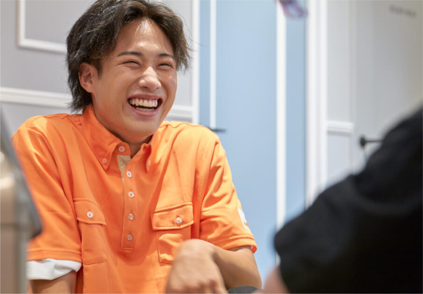 笑顔で話す男性写真